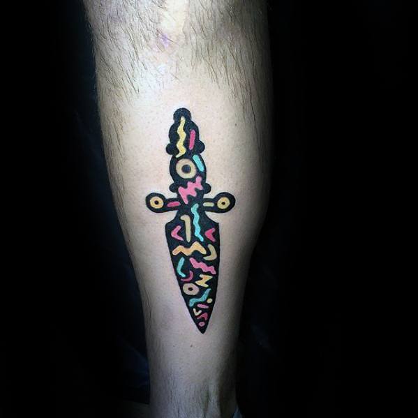 pequeno tatuaje colorido para hombre 33