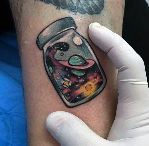 pequeno tatuaje colorido para hombre 34