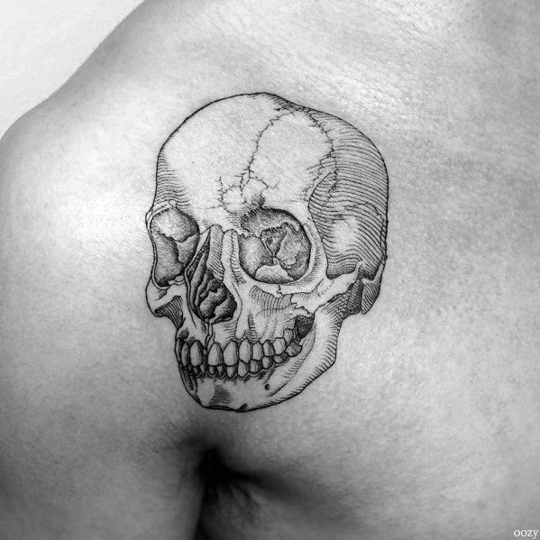 pequeno tatuaje pecho para hombre 03