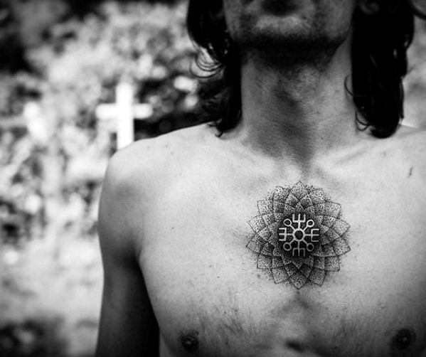 pequeno tatuaje pecho para hombre 04