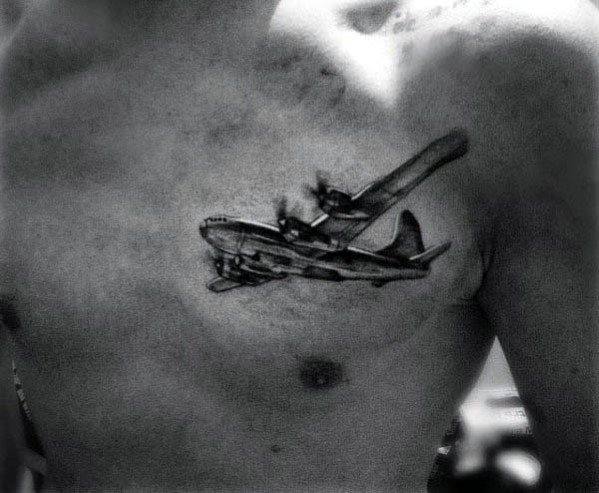 pequeno tatuaje pecho para hombre 07