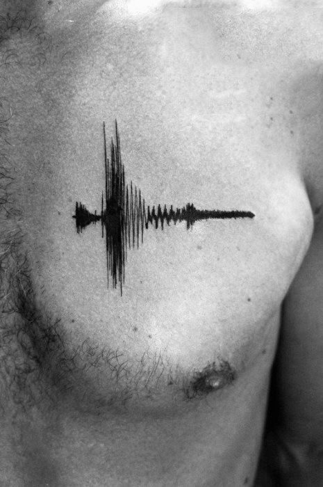 pequeno tatuaje pecho para hombre 08