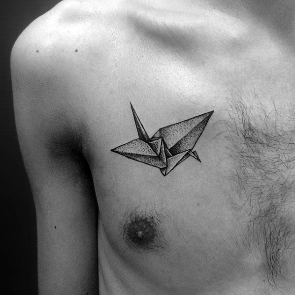 pequeno tatuaje pecho para hombre 15