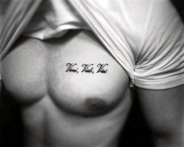 pequeno tatuaje pecho para hombre 16