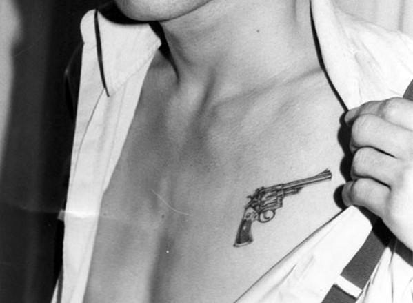 pequeno tatuaje pecho para hombre 21