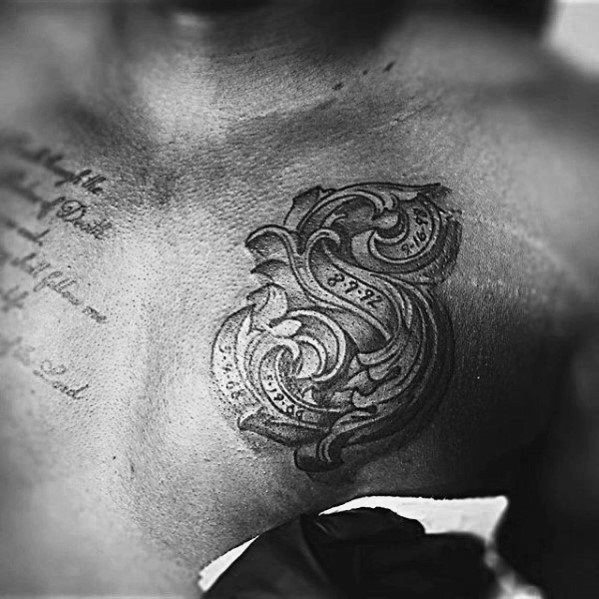 pequeno tatuaje pecho para hombre 23