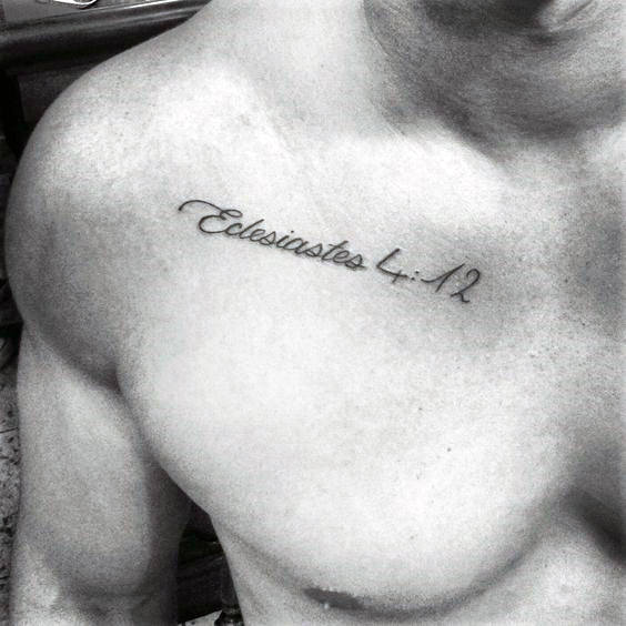 pequeno tatuaje pecho para hombre 24