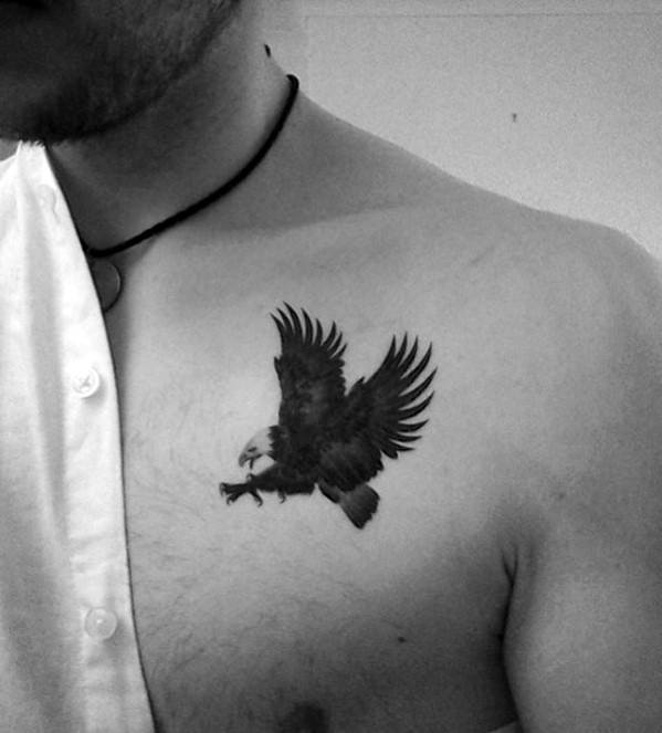 pequeno tatuaje pecho para hombre 28