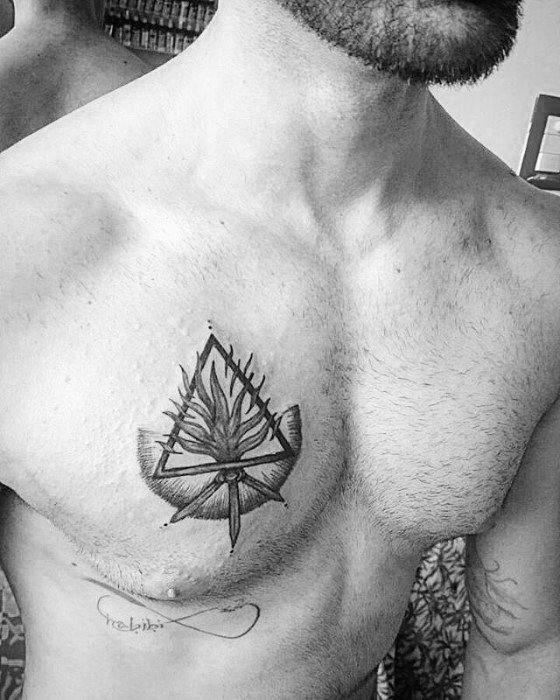 pequeno tatuaje pecho para hombre 33