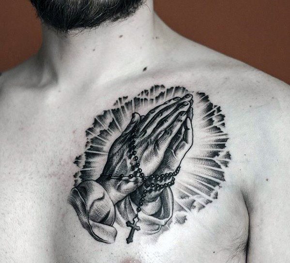 pequeno tatuaje pecho para hombre 35