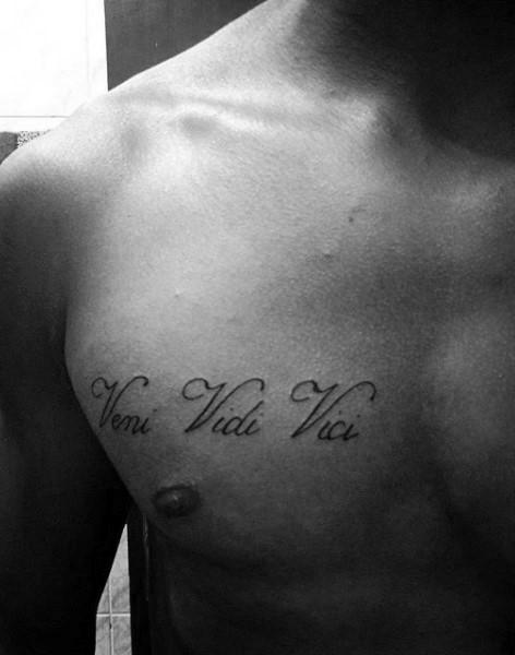 pequeno tatuaje pecho para hombre 36