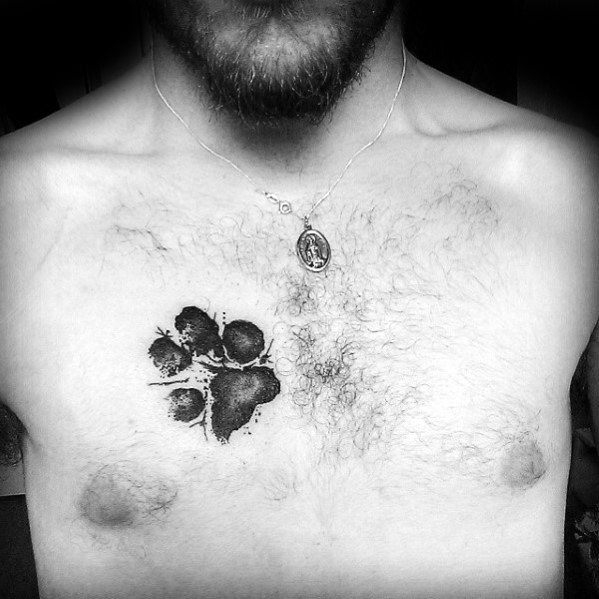 pequeno tatuaje pecho para hombre 37