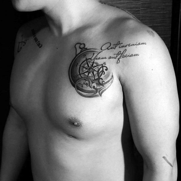 pequeno tatuaje pecho para hombre 41