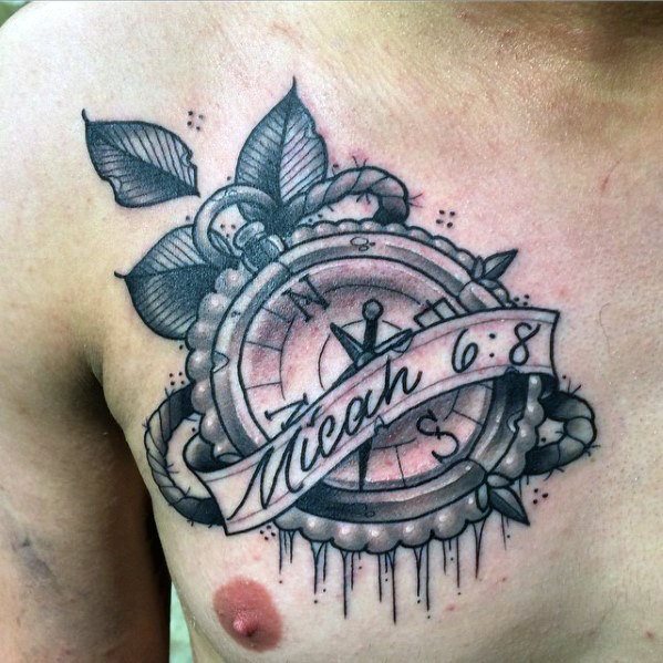 pequeno tatuaje pecho para hombre 42