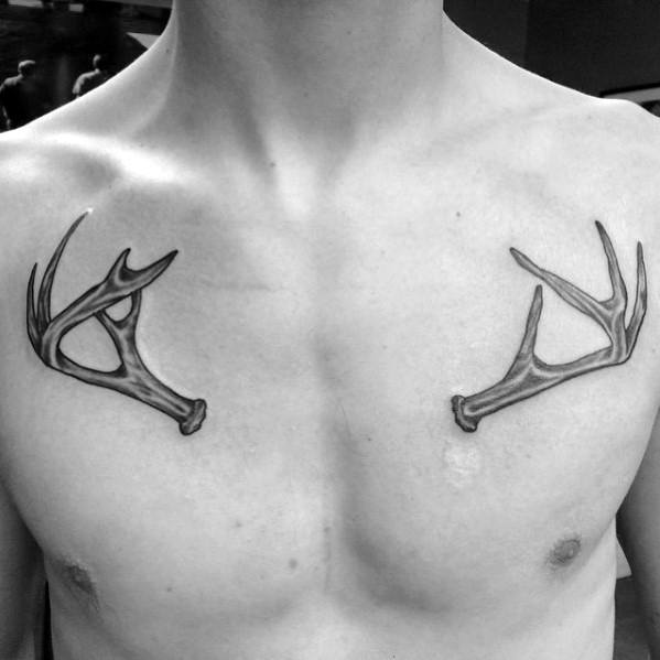 pequeno tatuaje pecho para hombre 43