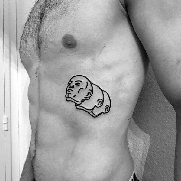 pequeno tatuaje pecho para hombre 44