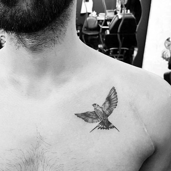 pequeno tatuaje pecho para hombre 46