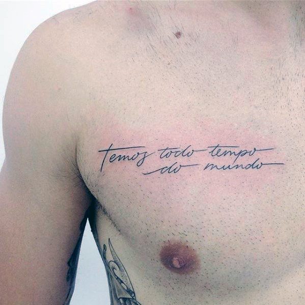 pequeno tatuaje pecho para hombre 47