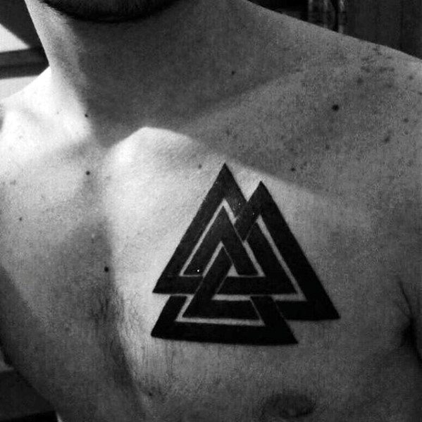 pequeno tatuaje pecho para hombre 53