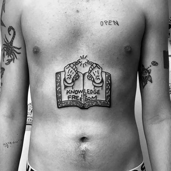 pequeno tatuaje pecho para hombre 59