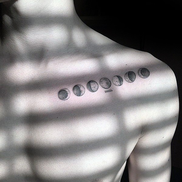 pequeno tatuaje pecho para hombre 61