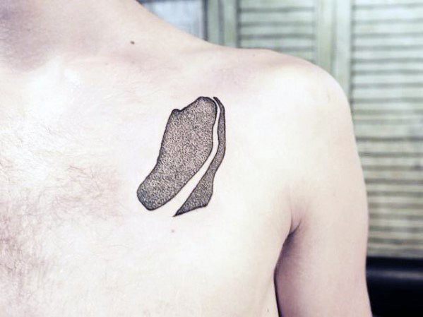 pequeno tatuaje pecho para hombre 71