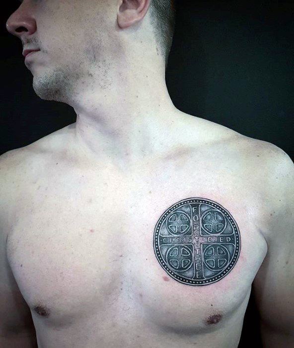 pequeno tatuaje pecho para hombre 74