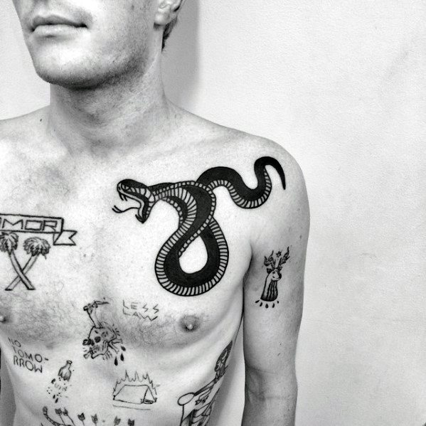 pequeno tatuaje pecho para hombre 80