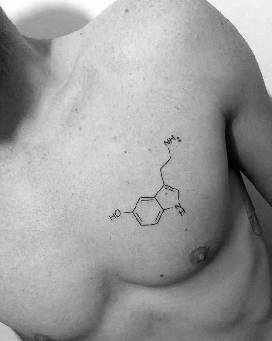 pequeno tatuaje pecho para hombre 84