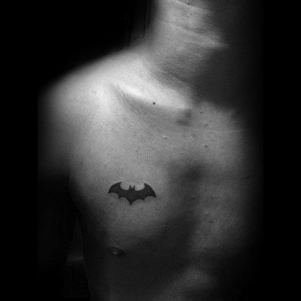 pequeno tatuaje pecho para hombre 86