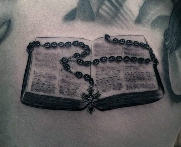 pequeno tatuaje religioso para hombre 01