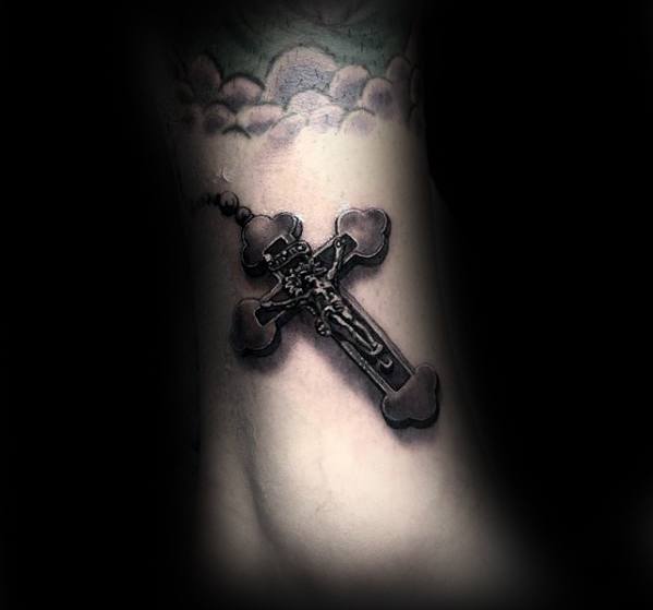 pequeno tatuaje religioso para hombre 03