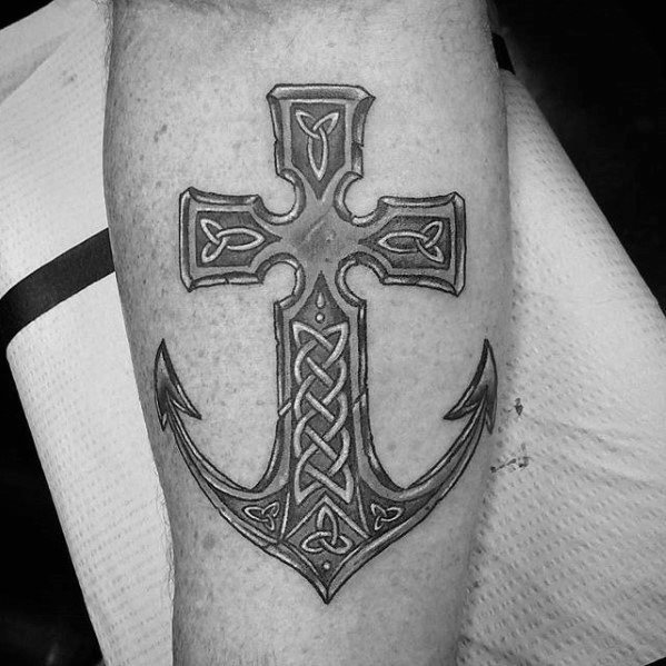pequeno tatuaje religioso para hombre 06