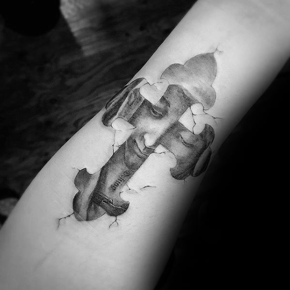 pequeno tatuaje religioso para hombre 09
