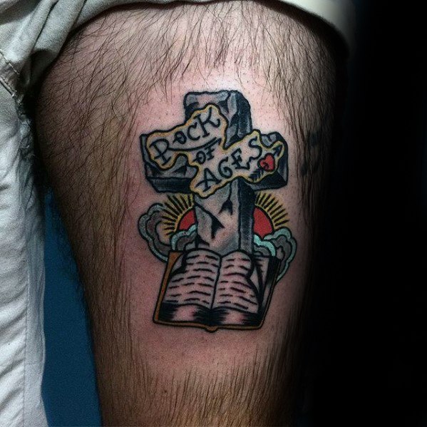 pequeno tatuaje religioso para hombre 11