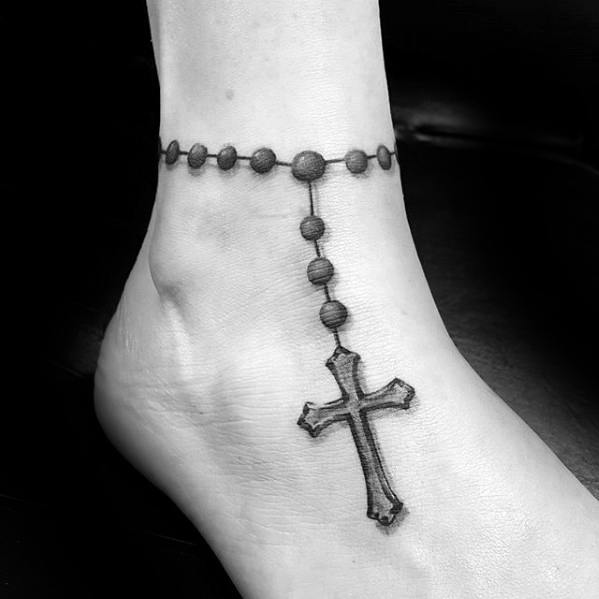 pequeno tatuaje religioso para hombre 16