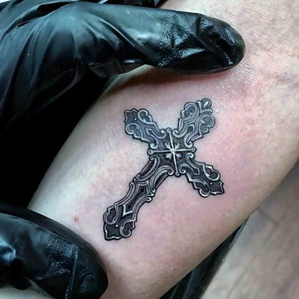 pequeno tatuaje religioso para hombre 19