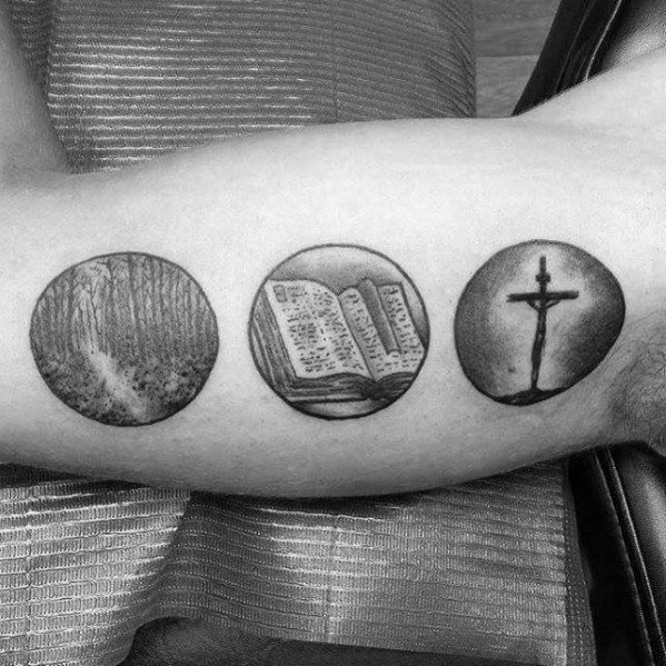 pequeno tatuaje religioso para hombre 20
