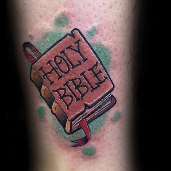pequeno tatuaje religioso para hombre 21