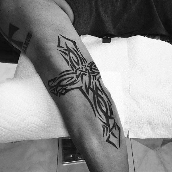 pequeno tatuaje religioso para hombre 25