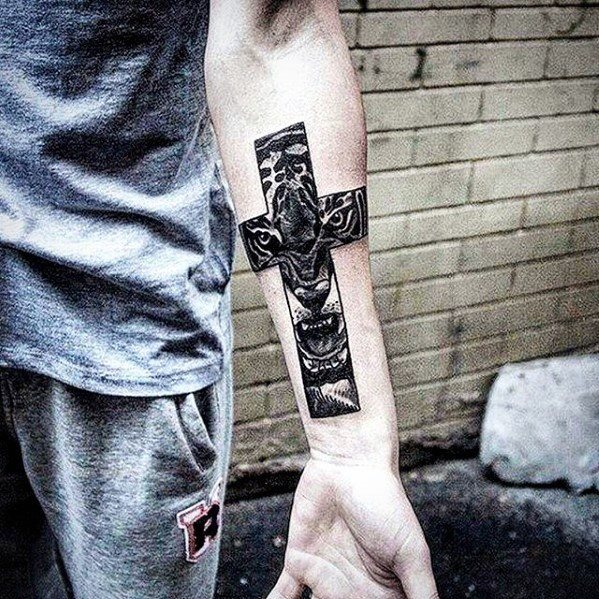 pequeno tatuaje religioso para hombre 32