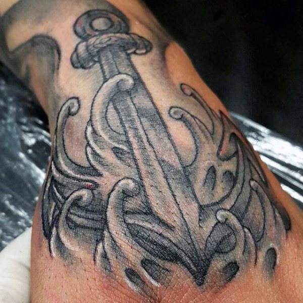 tatuaje ancla para hombre 15