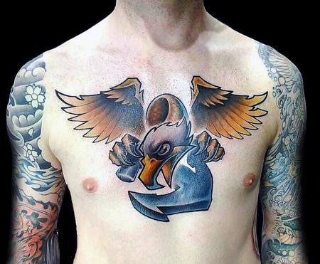 tatuaje ancla pecho para hombre 16