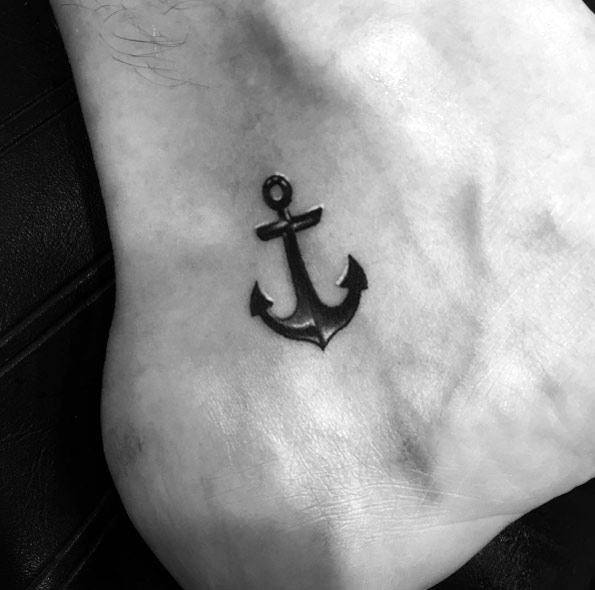 tatuaje ancla simple para hombre 02