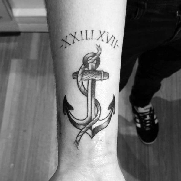 tatuaje ancla simple para hombre 08
