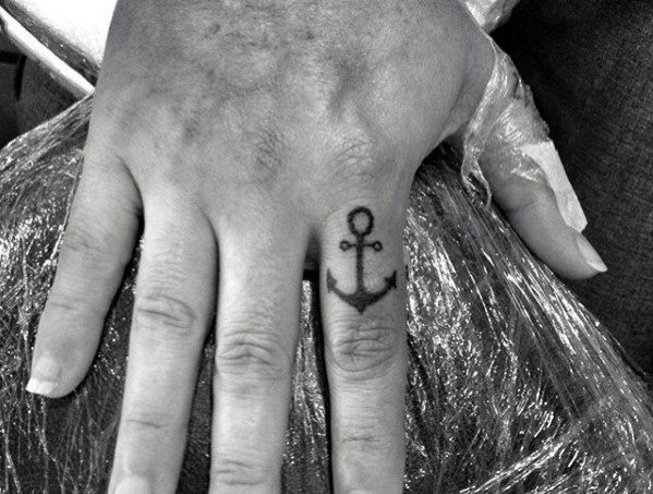 tatuaje ancla simple para hombre 13