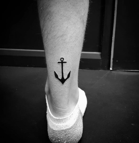 tatuaje ancla simple para hombre 14