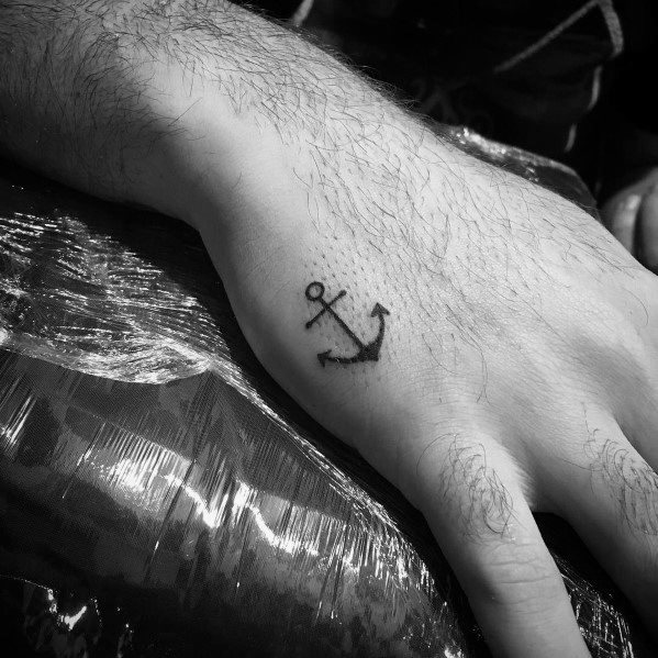 tatuaje ancla simple para hombre 16