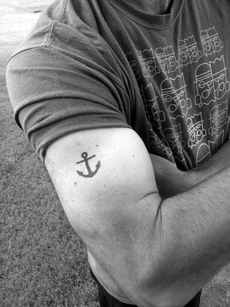 tatuaje ancla simple para hombre 17