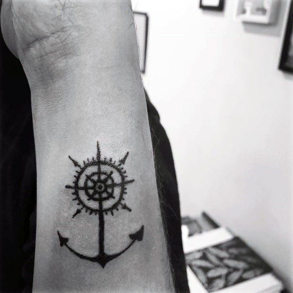 tatuaje ancla simple para hombre 20